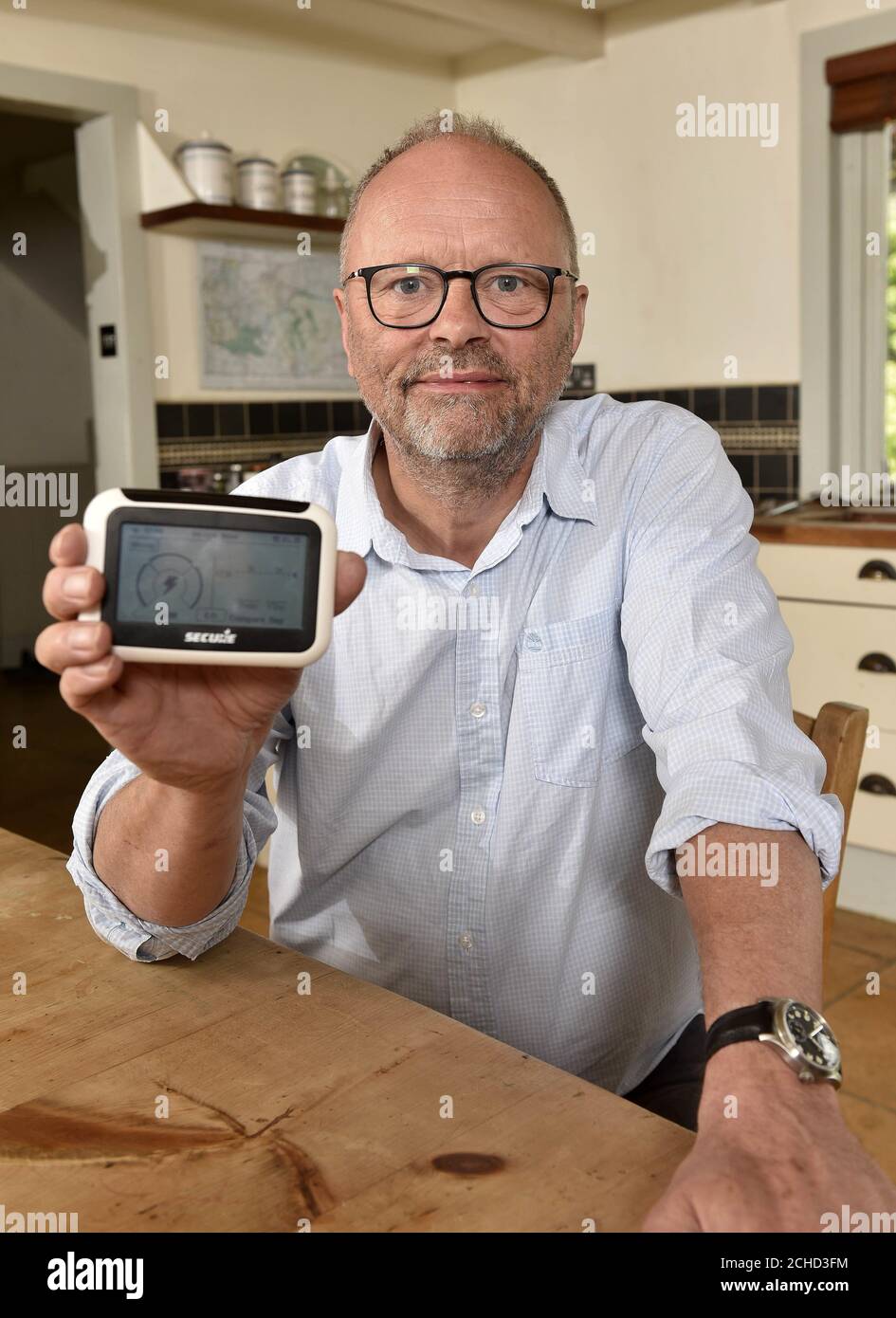 EMBARGO AUF 0001 DIENSTAG MAI 29 REDAKTIONELLE NUTZUNG NUR Schauspieler Robert Llewellyn, am besten bekannt als Kryten in Red Dwarf, wie er fordert alle Elektrofahrzeugbesitzer zu behalten, wie viel es kostet, ihr Auto durch einen kostenlosen Smart Meter von ihrem Energieversorger zu laden. Stockfoto
