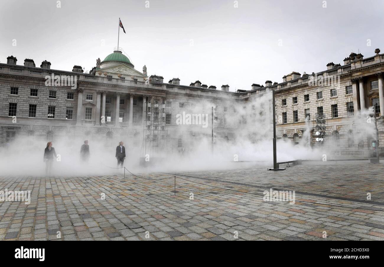 Im Innenhof des Somerset House in London wird eine Kunstinstallation mit dem Titel ÔHalo' des in Seoul ansässigen experimentellen Kunststudios Kimchi and Chips gezeigt, die eine Kombination aus feinen Wasserstrahlen und 100 motorisierten Spiegeln bietet, die an klaren Tagen einen Lichteinfall in der Luft erzeugen können. DRÜCKEN SIE ZUORDNUNG. Foto. Bilddatum: Donnerstag, 7. Juni 2018. Die innovative Installation zelebriert die Alchemie von Natur und Technologie und berücksichtigt, wie das Potenzial einer der kostbarsten natürlichen Ressourcen der Welt nachhaltig genutzt werden kann und bis J für die Öffentlichkeit zugänglich ist Stockfoto