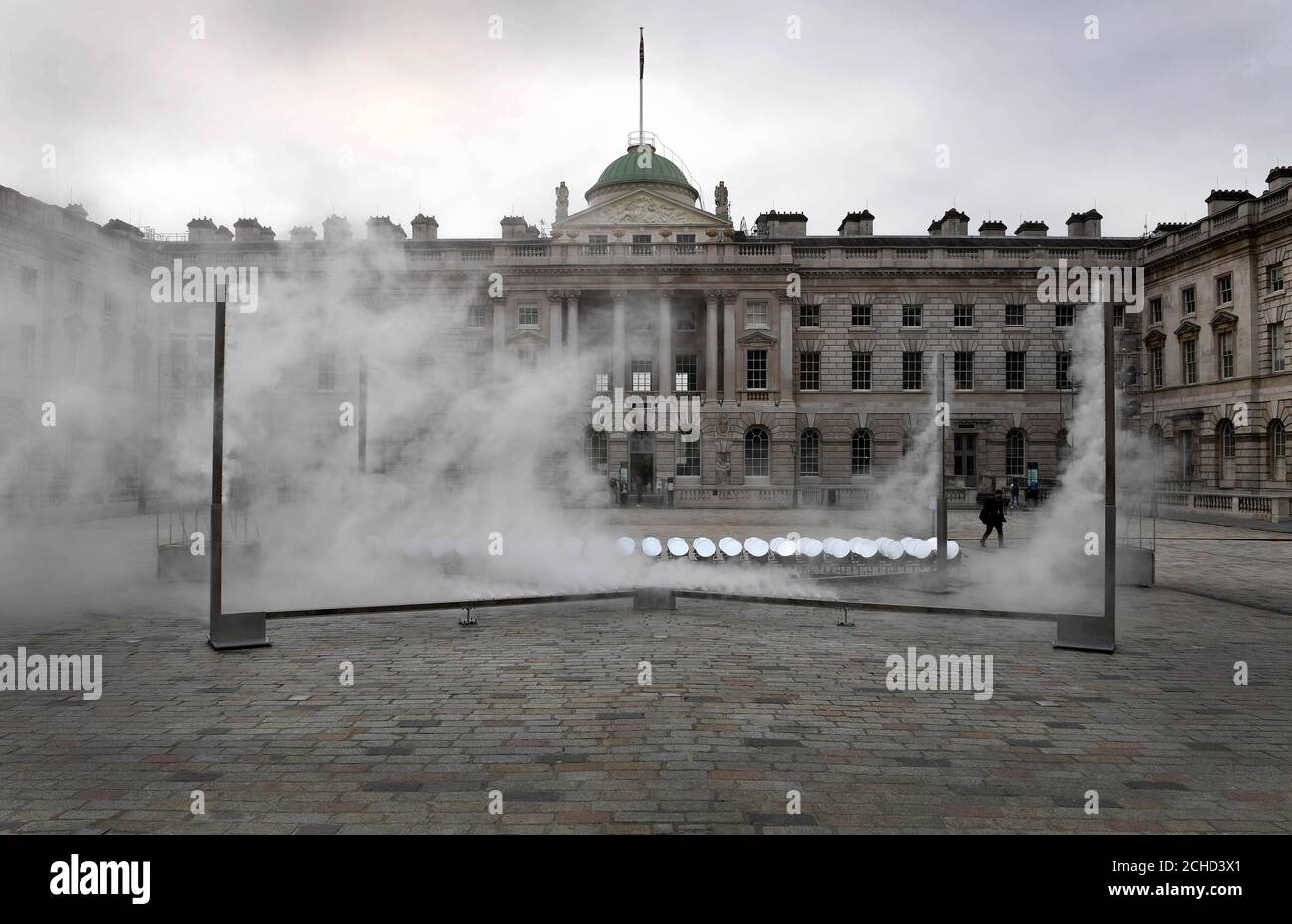 Im Innenhof des Somerset House in London wird eine Kunstinstallation mit dem Titel ÔHalo' des in Seoul ansässigen experimentellen Kunststudios Kimchi and Chips gezeigt, die eine Kombination aus feinen Wasserstrahlen und 100 motorisierten Spiegeln bietet, die an klaren Tagen einen Lichteinfall in der Luft erzeugen können. DRÜCKEN SIE ZUORDNUNG. Foto. Bilddatum: Donnerstag, 7. Juni 2018. Die innovative Installation zelebriert die Alchemie von Natur und Technologie und berücksichtigt, wie das Potenzial einer der kostbarsten natürlichen Ressourcen der Welt nachhaltig genutzt werden kann und bis J für die Öffentlichkeit zugänglich ist Stockfoto