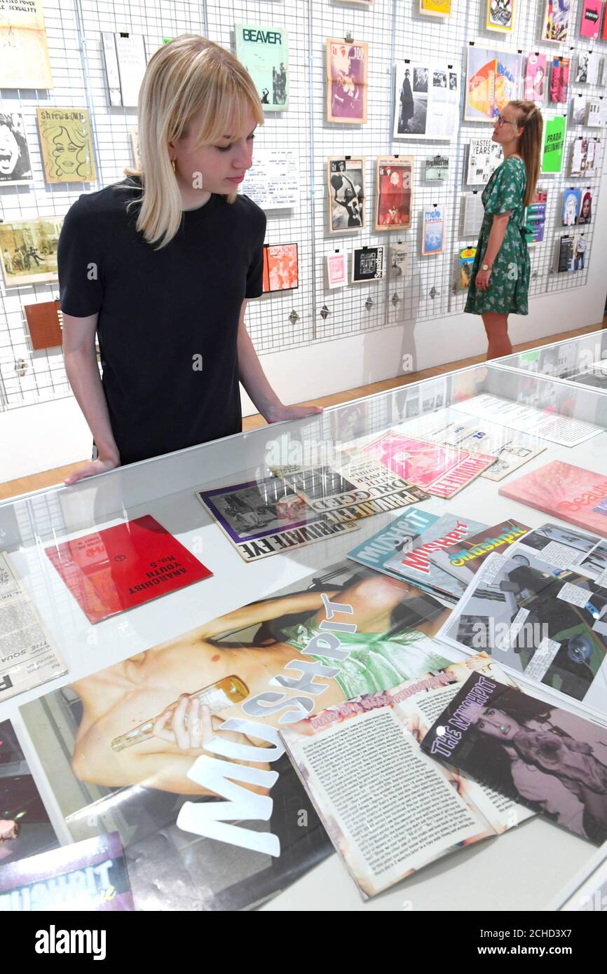 REDAKTIONELLE NUTZUNG NUR Besucher erkunden die ÔPrint! Tearing IT Up' Ausstellung, die die Geschichte der britischen unabhängigen Zeitschriftenszene dokumentiert, im Somerset House in London und ist bis zum 22. August für die Öffentlichkeit zugänglich. DRÜCKEN SIE ZUORDNUNG. Foto. Ausgabedatum: Donnerstag, 7. Juni 2018. Es ist die erste Ausstellung, die die Reise unabhängiger Stimmen in Zeitschriften und Zeitschriften von ihren Wurzeln im frühen 20. Jahrhundert bis zu den heutigen zeitgenössischen Titeln verfolgt. Bildnachweis sollte lauten: Doug Peters/PA Wire Stockfoto