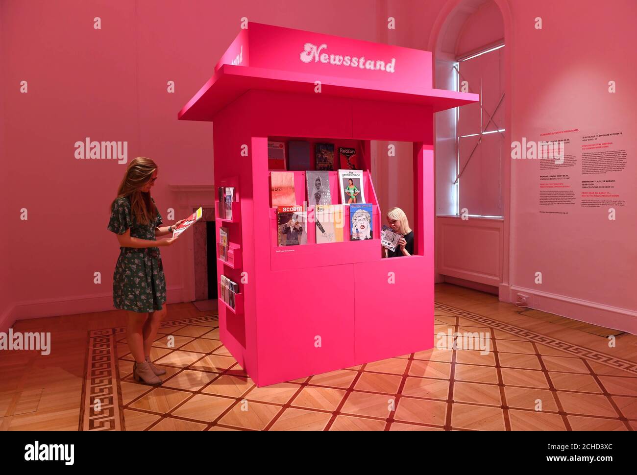 Besucher lesen Zeitschriften bei ÔPrint! Tearing IT Up' Ausstellung, die die Geschichte der britischen unabhängigen Zeitschriftenszene dokumentiert, im Somerset House in London und ist bis zum 22. August für die Öffentlichkeit zugänglich. DRÜCKEN SIE ZUORDNUNG. Foto. Ausgabedatum: Donnerstag, 7. Juni 2018. Es ist die erste Ausstellung, die die Reise unabhängiger Stimmen in Zeitschriften und Zeitschriften von ihren Wurzeln im frühen 20. Jahrhundert bis zu den heutigen zeitgenössischen Titeln verfolgt. Bildnachweis sollte lauten: Doug Peters/PA Wire Stockfoto