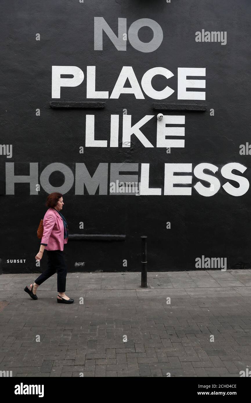 Eine Frau geht Vergangenheit ein neues Wandbild im Stadtzentrum von Dublin durch die Art-Gruppe teil. Nach den neuesten Zahlen von der Abteilung für Wohnungswesen, es sind fast 10.000 Menschen Obdachlos in ganz Irland, einschließlich 3,755 Kindern. Stockfoto