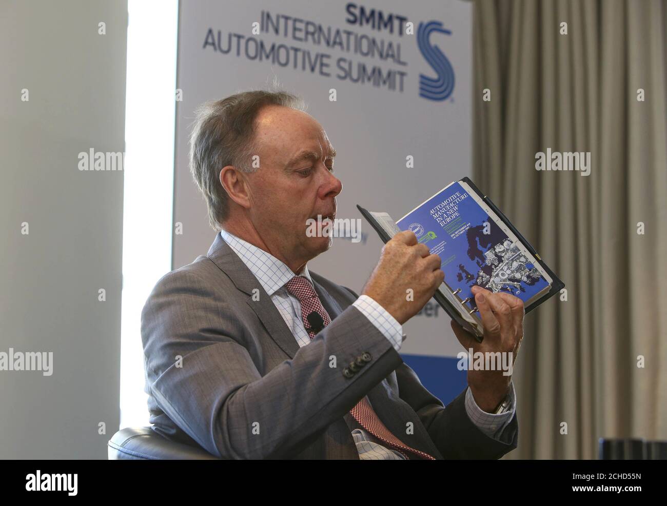 Dr. Ian Robertson, BMW Group, spricht auf dem SMMT International Automotive Summit auf dem IET, London, über ihre bahnbrechenden Innovationen und diskutiert die größeren Herausforderungen der Elektrifizierung von Automobilen in Großbritannien. Stockfoto