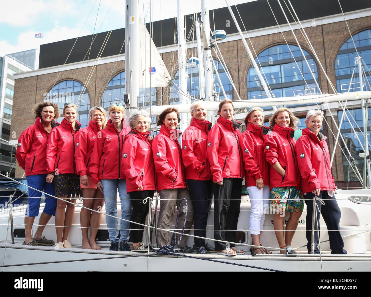 REDAKTIONELLE VERWENDUNG NUR yachtswoman Tracy Edwards (rechts) vereint mit der &Ocirc;Maiden&Otilde; Crew (von links nach rechts) Sally Hunter, Jeni Mundy, Dawn Riley, Tanja Visser, Jo Gooding, Claire Warren, Mikaela von Koskull, Angela Heath, Sarah Davies und Mandy Swan Neal feierten vor dem 30. Jubiläum, seit sie das erste weibliche Team waren, das um die Welt segelte, London. Stockfoto