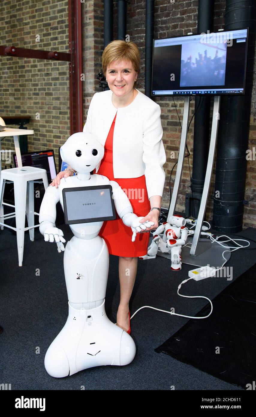 Nicola Sturgeon, die erste Ministerin Schottlands, trifft zu Beginn des Fests „FutureFest“ von Nesta im Tobacco Dock, London, auf den humanoiden Roboter Pepper, der für die soziale Interaktion mit Menschen konzipiert ist. Stockfoto