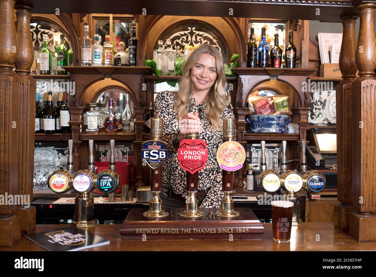 NUR FÜR REDAKTIONELLE VERWENDUNG Jodie Kidd kündigt Ã’Long Live the LocalÃ“ an, eine landesweite Kampagne, die von der BritainÃ•'s Beer Alliance unterstützt wird und die Regierung auffordert, die verheerend hohen Biersteuern zu senken, um britische Pubs offen zu halten. ChancellorÃ• Stockfoto