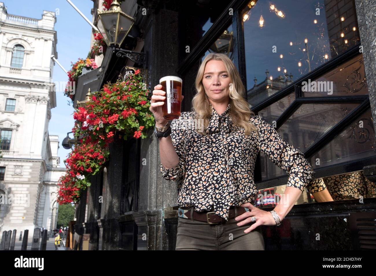 NUR FÜR REDAKTIONELLE VERWENDUNG Jodie Kidd kündigt &Atilde;’Long Live The Local&Atilde;“ an, eine landesweite Kampagne, die von Britain&Atilde unterstützt wird;•'s Beer Alliance, die die Regierung auffordert, die verheerend hohen Biersteuern zu senken, um britische Pubs offen zu halten, die von Chancellor&Atilde ins Leben gerufen wurden;•'s Local, The Red Lion in Westminster, London. Stockfoto