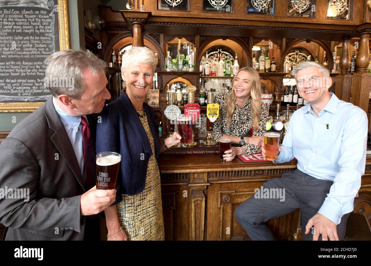 (Von links nach rechts) Nigel Evans MP für Ribble Valley, Brigid Simmonds, CEO der British Beer and Pub Association, Jodie Kidd und David Cunningham, Programmdirektor der britischen Beer Alliance, kündigen „Long Live The Local“ an, Eine landesweite Kampagne, die von der britischen Beer Alliance unterstützt wird und die die Regierung auffordert, die verheerend hohen Biersteuern zu senken, um dazu beizutragen, britische Pubs offen zu halten, wurde vom lokalen Kanzler, dem Roten Löwen in Westminster, London, gestartet. Stockfoto