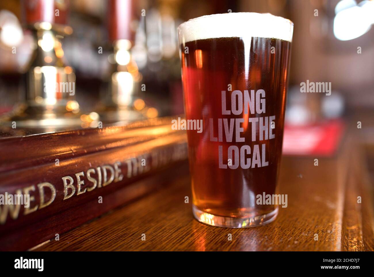 REDAKTIONELLE VERWENDUNG ONLY "Long Live The Local", eine landesweite Kampagne, die von der britischen Beer Alliance unterstützt wird und die Regierung auffordert, die verheerend hohen Biersteuern zu senken, um dazu beizutragen, dass britische Pubs geöffnet bleiben. Stockfoto