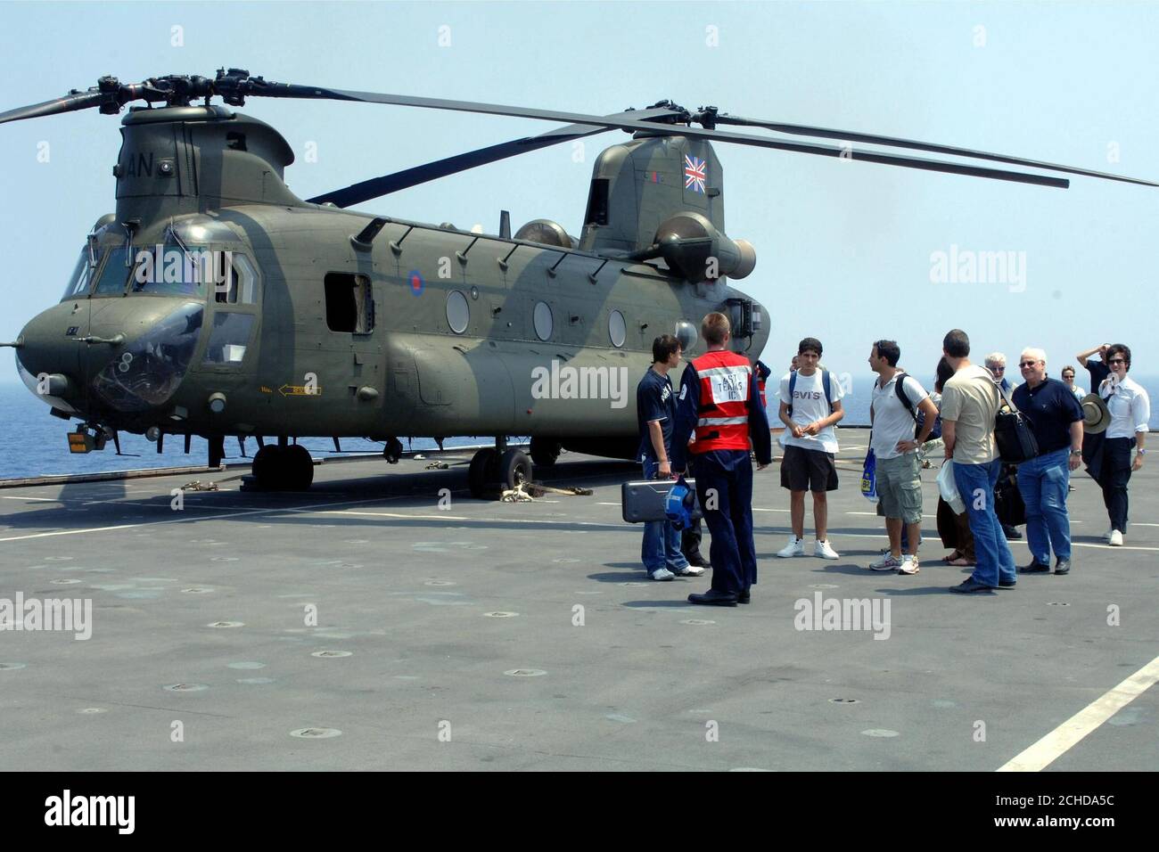 Britische Staatsbürger kommen mit HMS Illustrious aus dem Libanon an Bord von RAF Chinooks von RAF Odiham in Hampshire an. Stockfoto