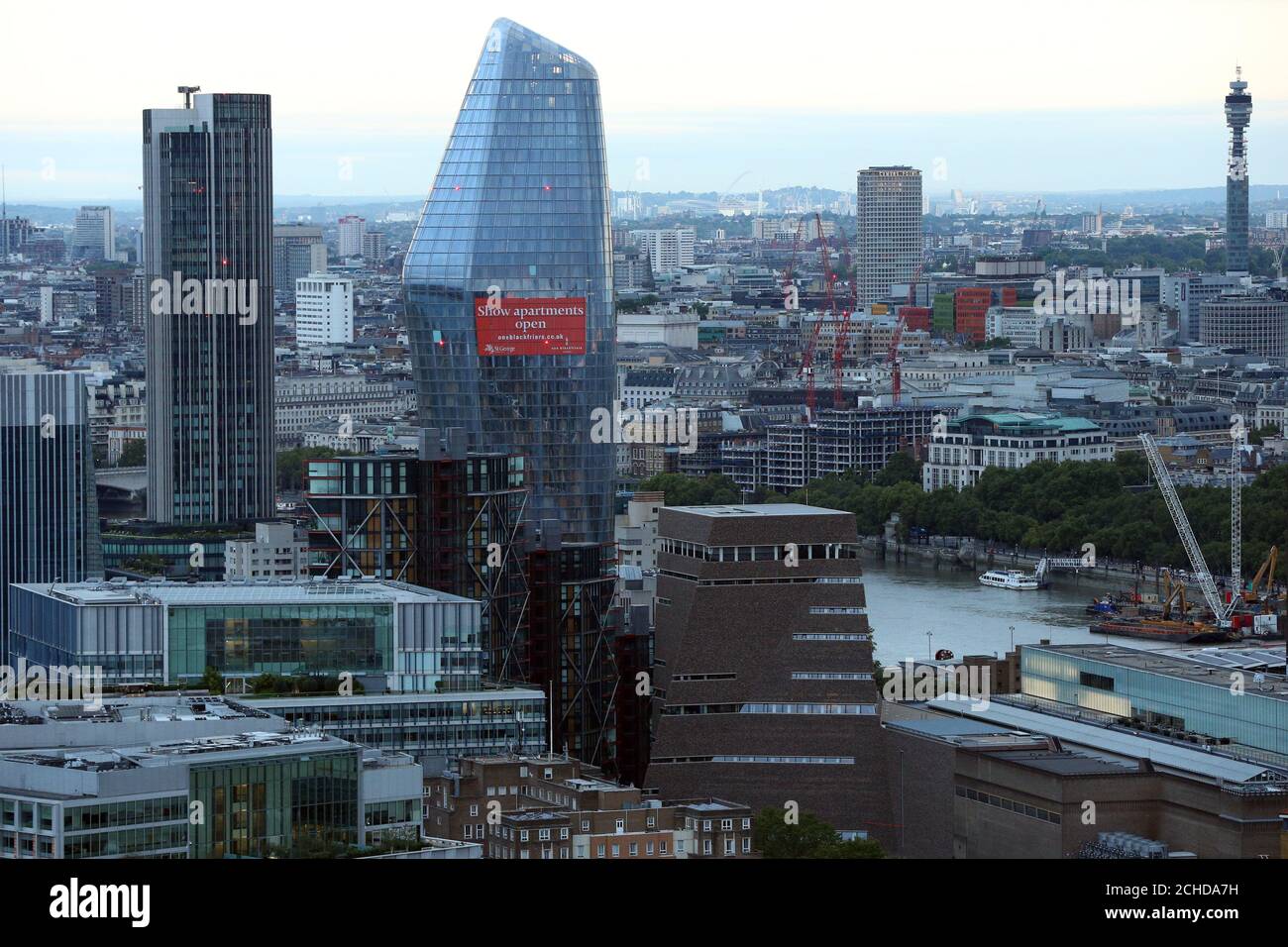 (Von links nach rechts) der South Bank Tower, One Blackfriars, Tate Modern, Centerpoint und der BT Tower vom Dach des Guy's Hospital, London aus gesehen. Stockfoto