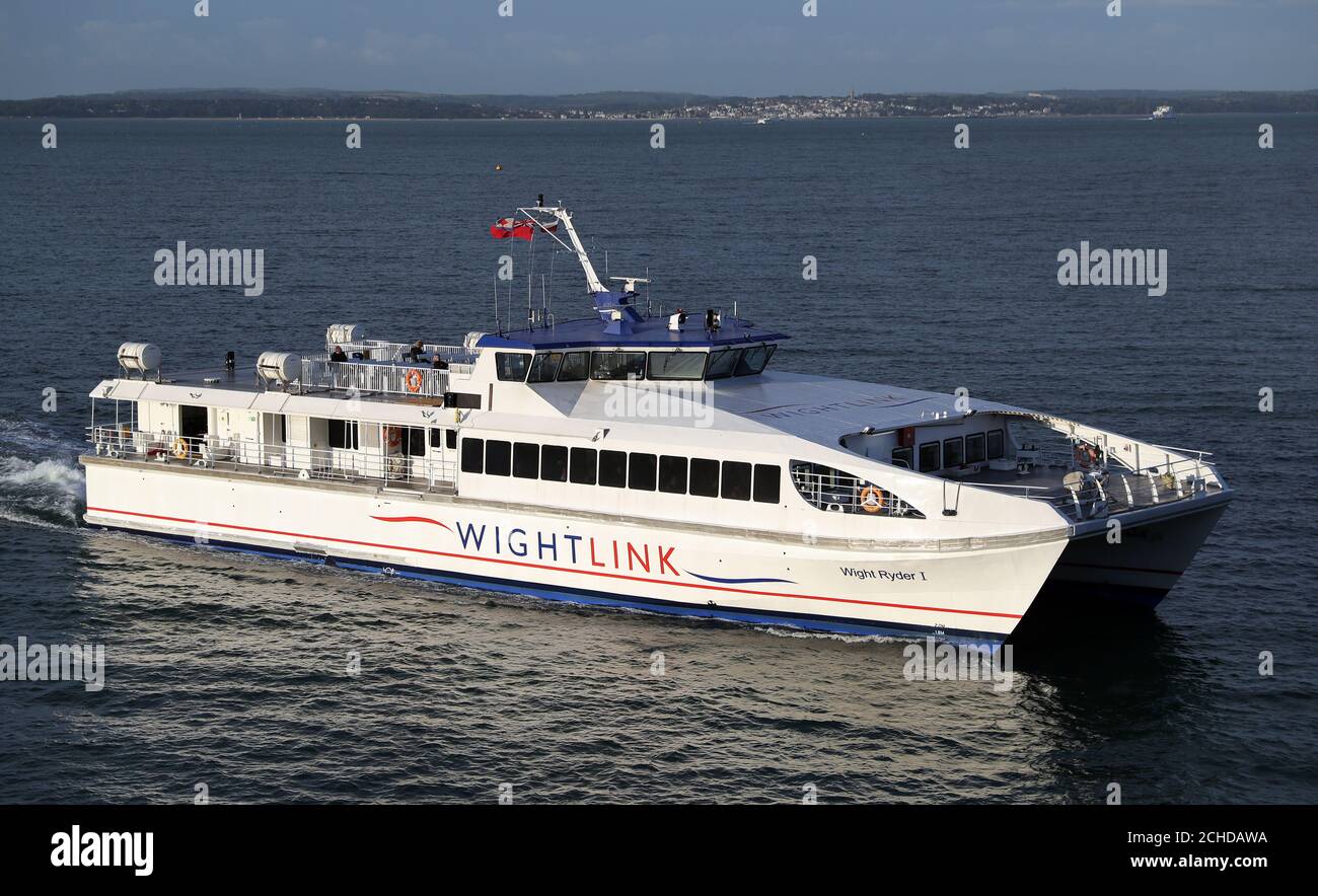 Der Hochgeschwindigkeits-Passagier-Katamaran HSC Wight Ryder I von Wightlink fährt nach Ryde auf der Isle of Wight in Portsmouth Harbour Stockfoto