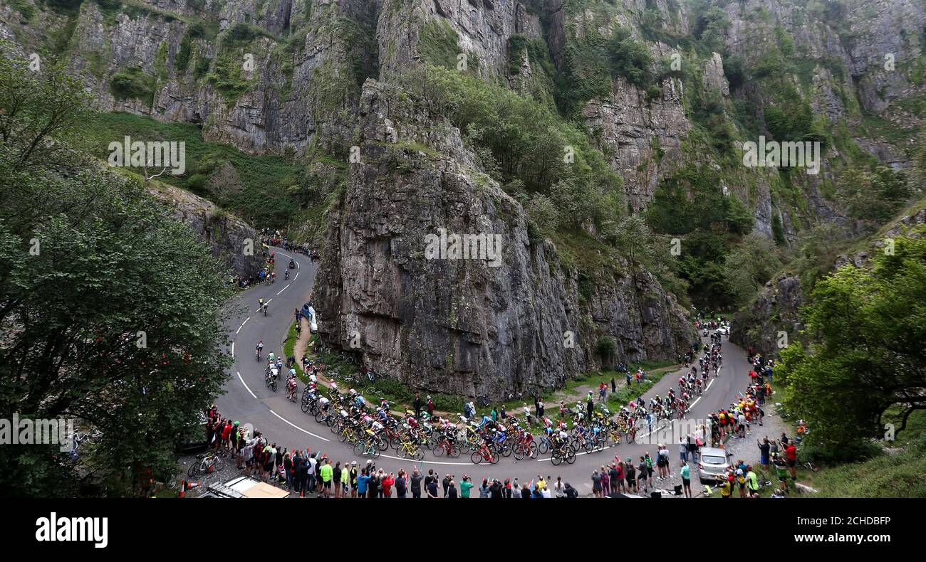 Das Hauptfeld klettert durch die Cheddar Gorge während der dritten Etappe der Ovo Energy Tour of Britain 2018 in Bristol. Stockfoto