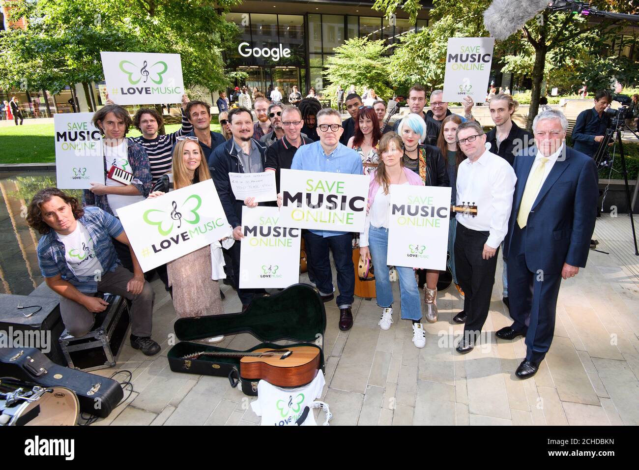 REDAKTIONELLE NUTZUNG IM Rahmen der Kampagne #LoveMusic, die sich für die Aktualisierung des Urheberrechts durch die EU am 12. September einsetzt, versammeln SICH AUSSCHLIESSLICH Aktivisten vor den YouTube-Büros in Kings Cross, London. Stockfoto