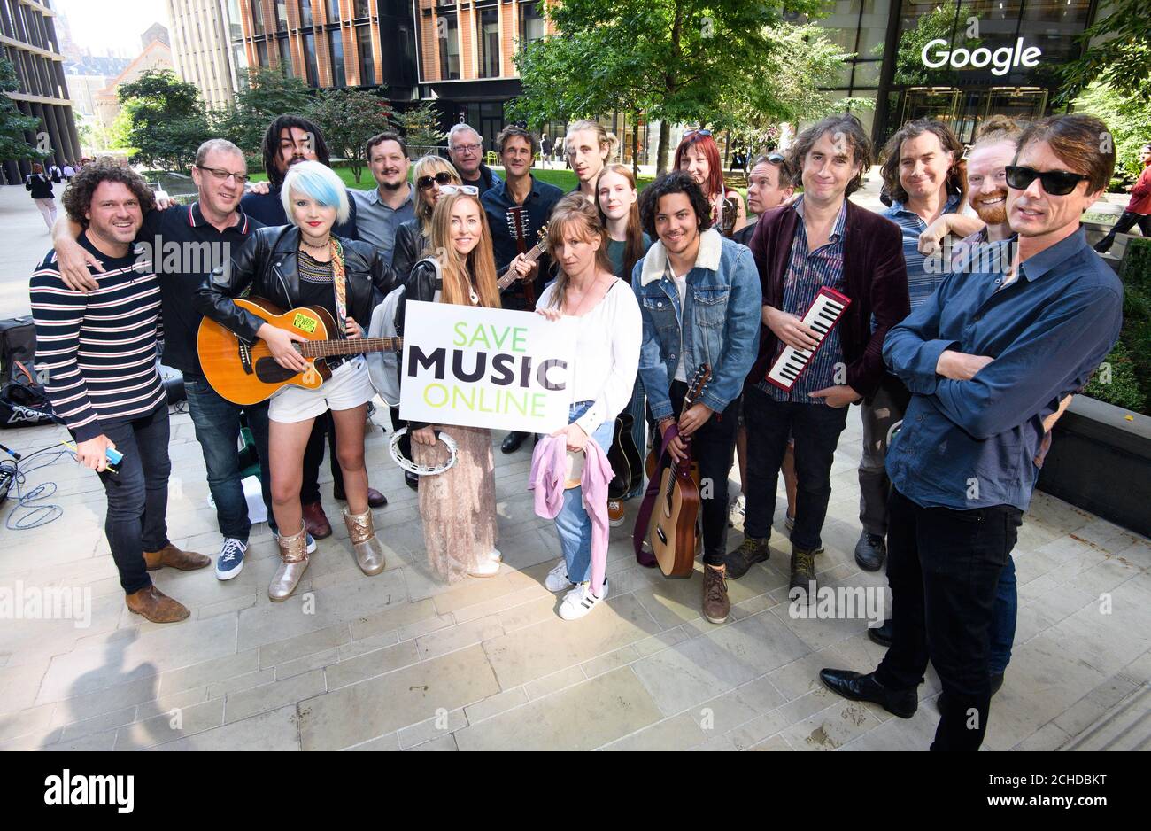 Im Rahmen der Kampagne #LoveMusic, die sich für die Aktualisierung des Urheberrechts durch die EU am 12. September einsetzt, versammeln sich Aktivisten vor den Büros von YouTube in Kings Cross, London. Stockfoto