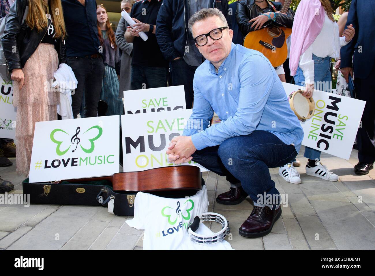 REDAKTIONELLE VERWENDUNG NUR Tom Watson MP schließt sich den Aktivisten außerhalb der YouTube&Otilde Büros in Kings Cross, London, an, als Teil der Kampagne #LoveMusic, die das Urheberrechtsgesetz unterstützt, das am 12. September von der EU aktualisiert wird. Stockfoto