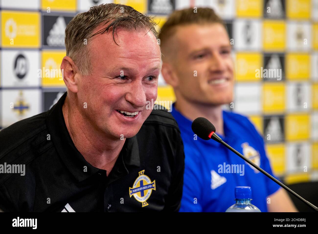 Northern Manager Michael O'Neill (links) und Kapitän Steven Davis während einer Pressekonferenz nach dem Training im Windsor Park, Belfast. Stockfoto