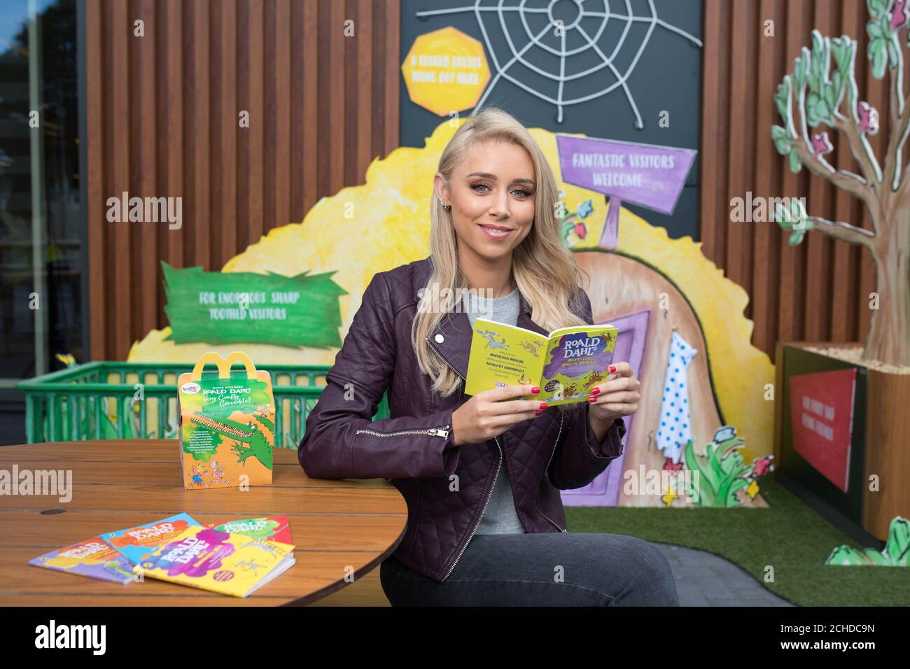 NUR FÜR REDAKTIONELLE VERWENDUNG Una Healy unterstützt McDonald's Happy Readers bei der Enthüllung einer imaginären "Parkzone" für imaginäre Freunde von Kindern im Restaurant in North Acton, die die Fantasie von Kindern durch Geschichten entfachen soll. Stockfoto