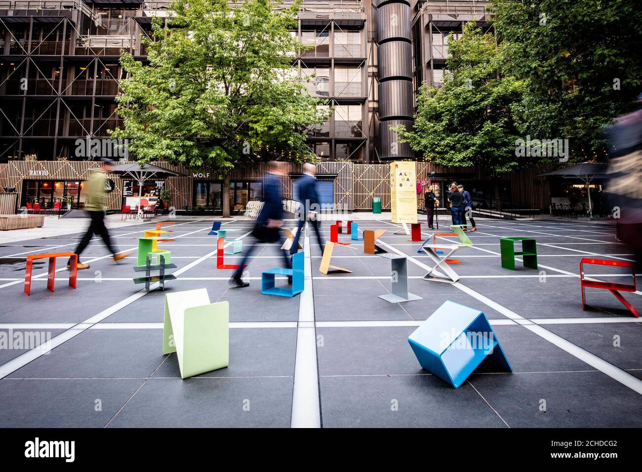 Die Alphabet-Installation, die der Designer Kellenberger-White für das London Design Festival auf dem Finsbury Avenue Square in Broadgate ausgestellt hat, kehrt zum 16. Mal zurück und verwandelt die Hauptstadt mit einem Programm von Landmark-Projekten, Installationen und Veranstaltungen vom 15-23. September 2018. Stockfoto