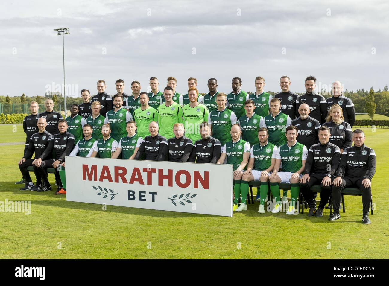 Hibernian FC Mannschaftsgruppe 2018/19. Hintere Reihe, L-R: Calvin Charlton, Rory Monks, Tommy Scanlon, Mark Milligan, Flo Kamberi, Vykintas Slivka, Steven Whittaker, Marvin Bartley, Efe Ambrose, Oli Shaw, Graeme Mathie, Colin Clancy, Duncan Reid. Mittlere Reihe, L-R: Finlay stark, Paul Green, Thomas Agyepong, Daryl Horgan, Darren McGregor, Ofir Marciano, Ross Laidlaw, Adam Bogdan, Ryan Porteous, Emerson Hyndman, Fraser Murray, Tam McCourt, Joyce McCourt. Erste Reihe, L-R: Nathan Ring, Alan Combe, Jamie Maclaren, Martin Boyle, Paul Hanlon, George Craig, Neil Lennon, Garry Parker, David Gray, Lewis Stevenson, Stockfoto