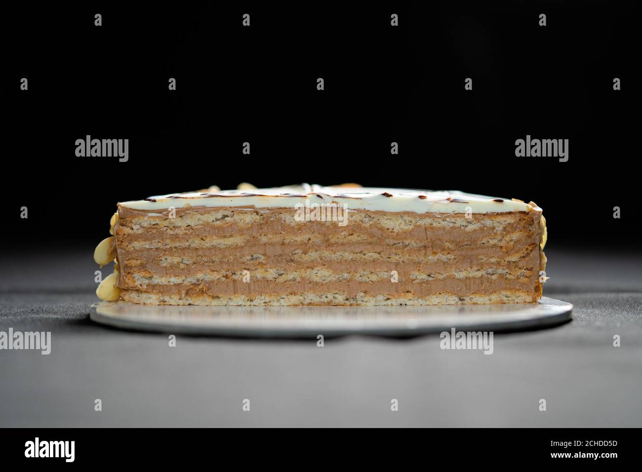 Hälfte oder Scheibe Schokolade Mousse Kuchen isoliert auf schwarzem Hintergrund. Speicherplatz kopieren. Hochwertige Fotos. Stockfoto