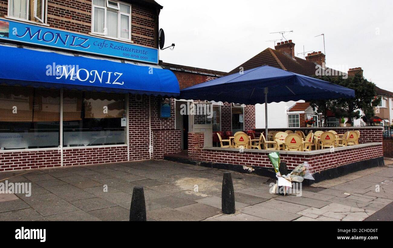 Blumen links in der Nähe der Szene im Moniz Café in Hounslow, West-London, nachdem Kleinkind Kelly Abreu tödliche Kopfverletzungen in unerklärlichen Umständen außerhalb des Restaurants erlitten. Stockfoto