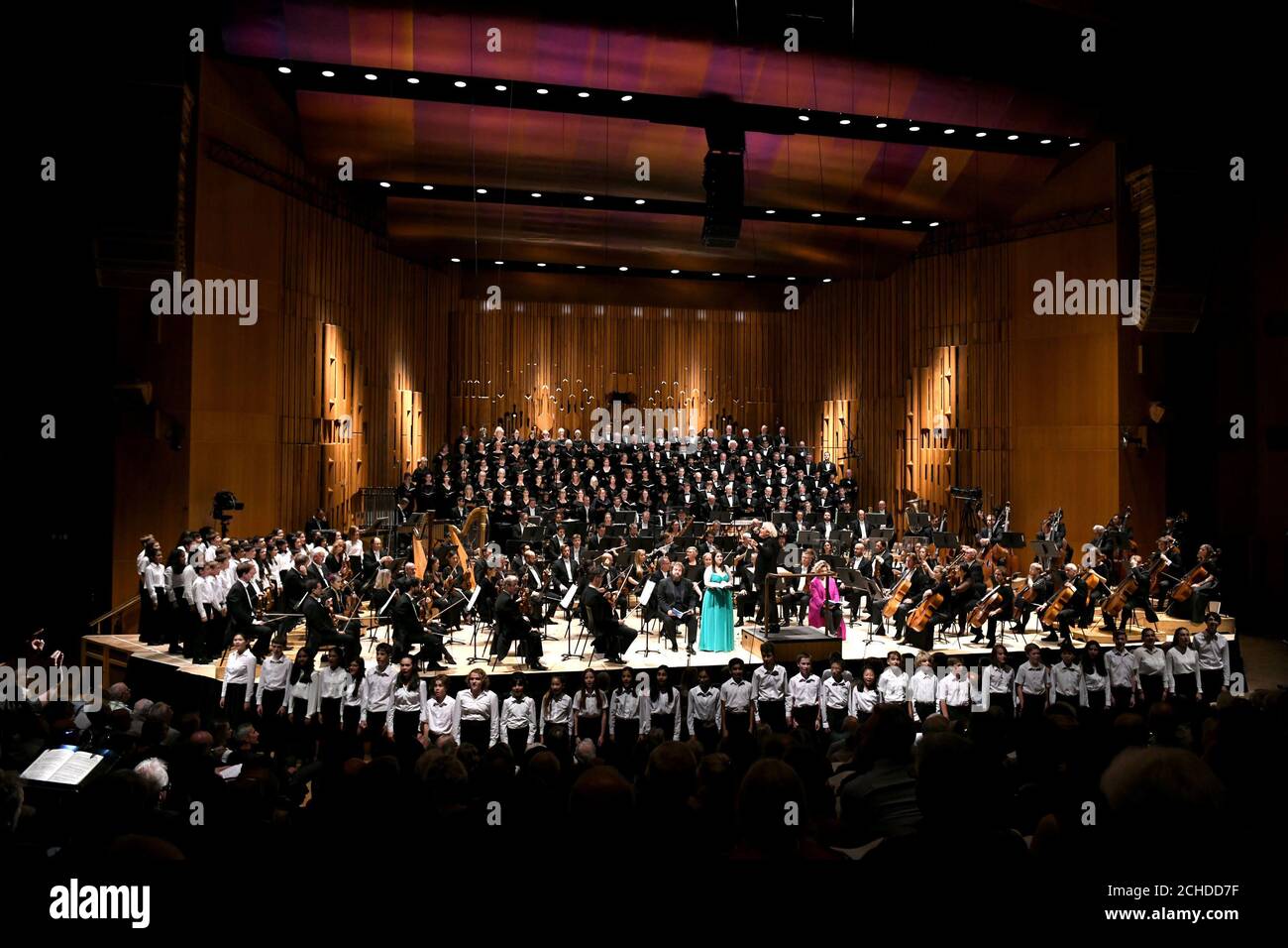 Sir Simon Rattle dirigiert das London Symphony Orchestra in der Barbican Hall in London und eröffnet die Saison 2018/19 des Orchesters. Stockfoto