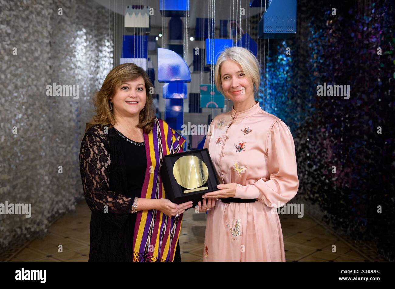 NUR FÜR REDAKTIONELLE VERWENDUNG Cecilia Santamarina de orive aus Guatemala die Gewinnerin der Public Medal der London Design Biennale 2018 und Justine Simons (rechts), stellvertretende Bürgermeisterin für Kultur und Kreativwirtschaft im Somerset House, London. Stockfoto