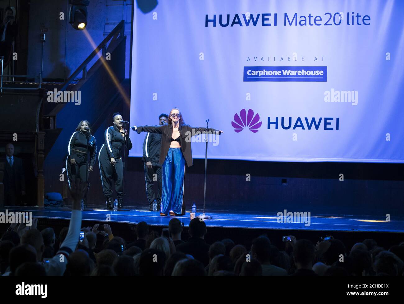 Jess Glynne tritt für Fans in der Albert Hall in Manchester auf, veranstaltet von Huawei & Carphone Warehouse, um die Veröffentlichung des neuen Mobilteils Mate 20 lite zu feiern. Stockfoto