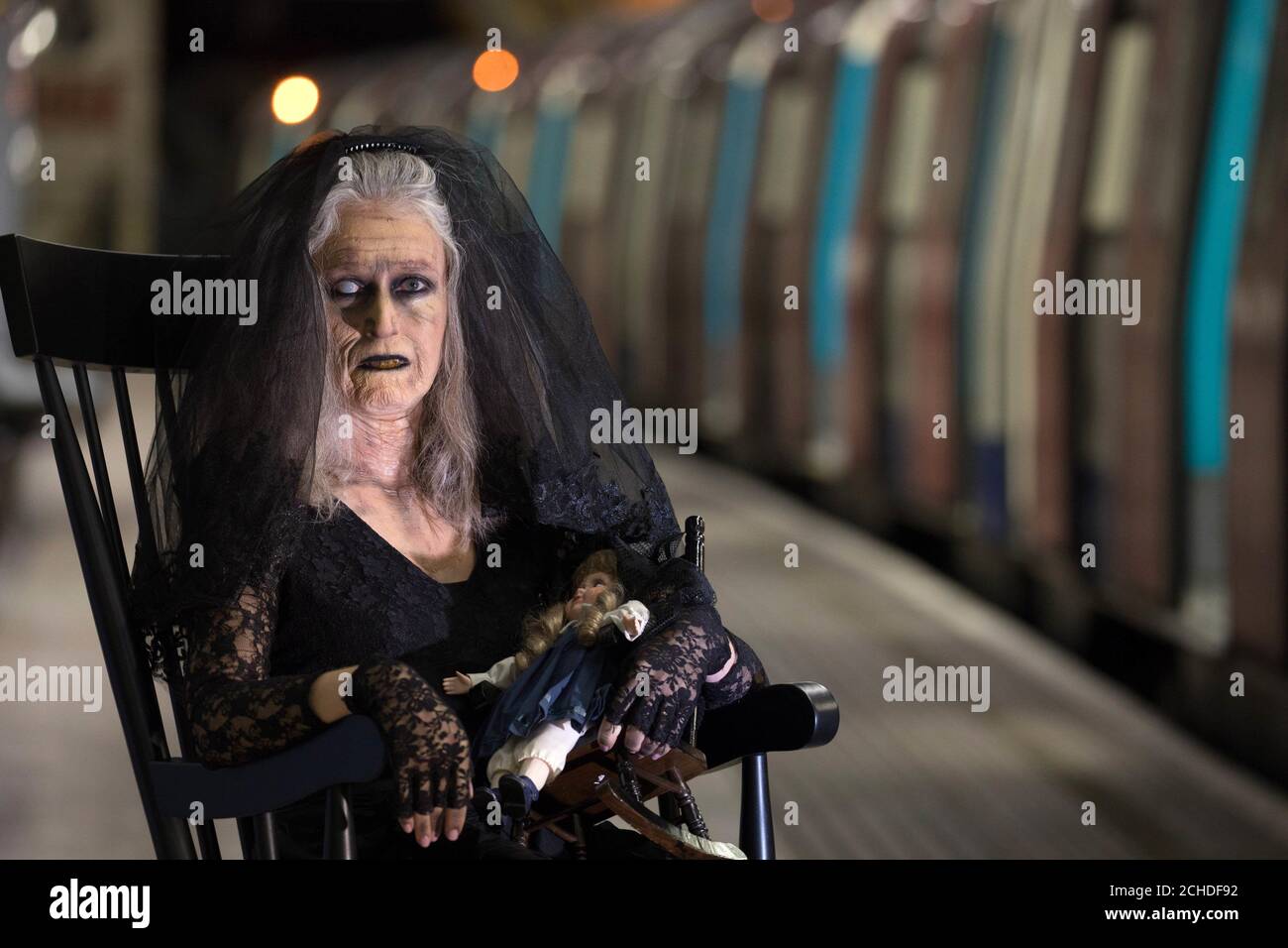 In der Londoner U-Bahn wird ein „ghoules“ prothetisches Horror-Make-up entfesselt, um öffentliche Reaktionen im Vorfeld von „The Fanta Twisted Carnival“ zu testen, einer immersiven Halloween-Attraktion, in der sie zu sehen ist und die im Vorfeld des 31. Oktober durch Großbritannien Touren wird. Stockfoto