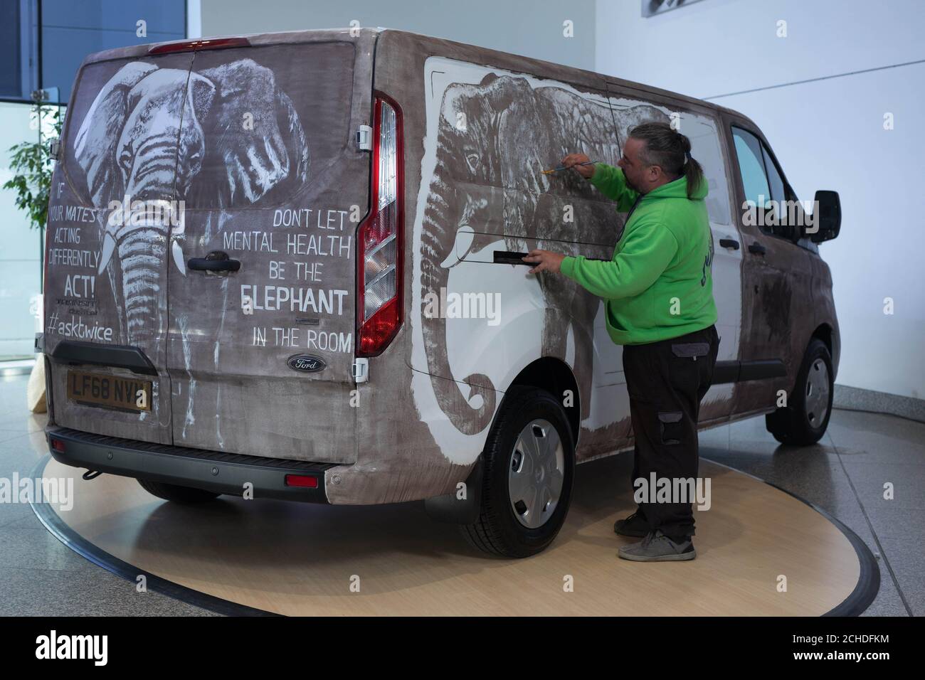 Die Künstlerin Ricky Minns, auch bekannt als „Ruddy Muddy“, erstellt im Rahmen der landesweiten Sensibiliseinitiative von Ford in Zusammenarbeit mit Time to Change ein Kunstwerk auf einem Lieferwagen. Das Ziel ist es, das Bewusstsein für psychische Gesundheit in ganz Großbritannien zu verbreiten und die Fahrer dazu zu drängen, sich vor dem Welttag für psychische Gesundheit am Mittwoch, dem 10. Oktober, dem Stigma der psychischen Gesundheit zu widmen, dem echten Elefanten im Raum. Stockfoto