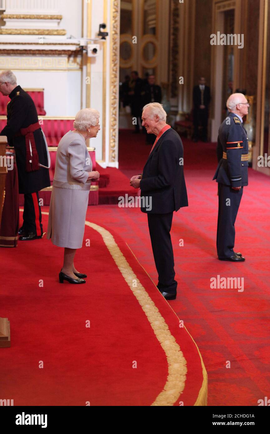 Mr. Bamber Gascoigne aus Richmond wird von Queen Elizabeth II. Während einer Investiturzeremonie im Buckingham Palace, London, zum CBE (Commander of the Order of the British Empire) ernannt. DRÜCKEN Sie VERBANDSFOTO. Bilddatum: Donnerstag, 11. Oktober 2018. Siehe PA Geschichte ROYAL Investiture. Bildnachweis sollte lauten: Yui Mok/PA Wire Stockfoto