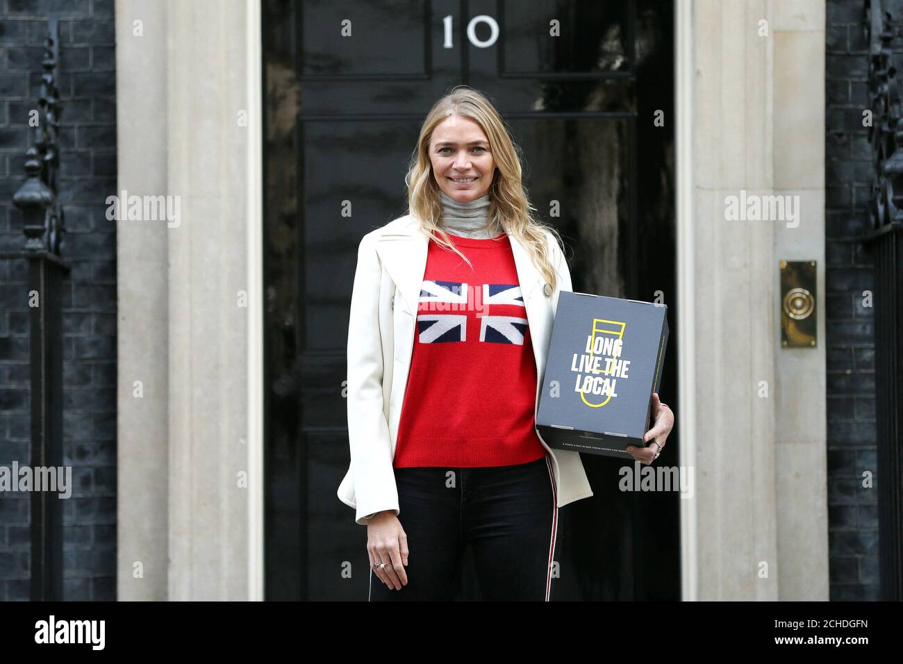 Der Publizist Jodie Kidd übergibt eine Petition an die Downing Street 10, in der er eine Senkung der Biersteuer im Herbstbudget fordert, um lokale Pubs zu unterstützen. Stockfoto