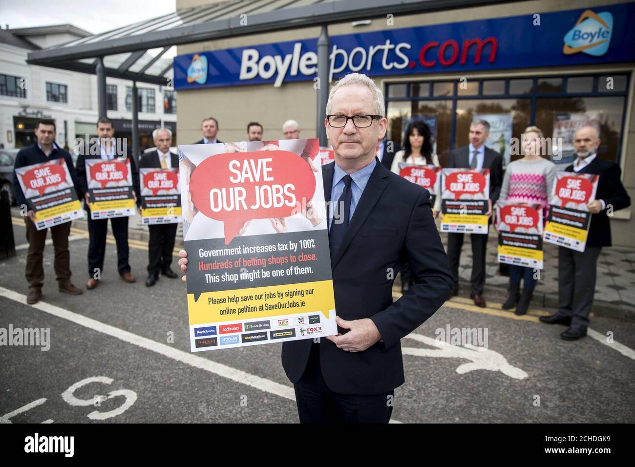 Chris Derry von Sean Graham Bookmakers und anderen irischen Buchmachern beim Start der Kampagne „Save Our Jobs“, die darauf abzielt, den Verlust von bis zu 2,000 Arbeitsplätzen zu verhindern, die durch Pläne zur Erhöhung der Wettsteuer um 100 Prozent bedroht sind, Dublin. Stockfoto