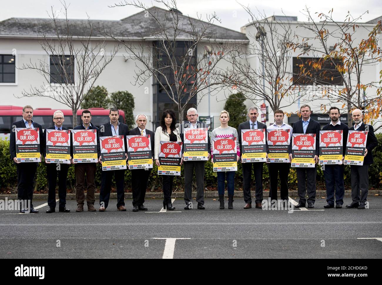 Irische Buchmacher beim Start der Kampagne "Save Our Jobs", die darauf abzielt, den Verlust von bis zu 2,000 Arbeitsplätzen zu verhindern, die durch Pläne zur Erhöhung der Wettsteuer um 100 Prozent bedroht sind, in Dublin. Stockfoto