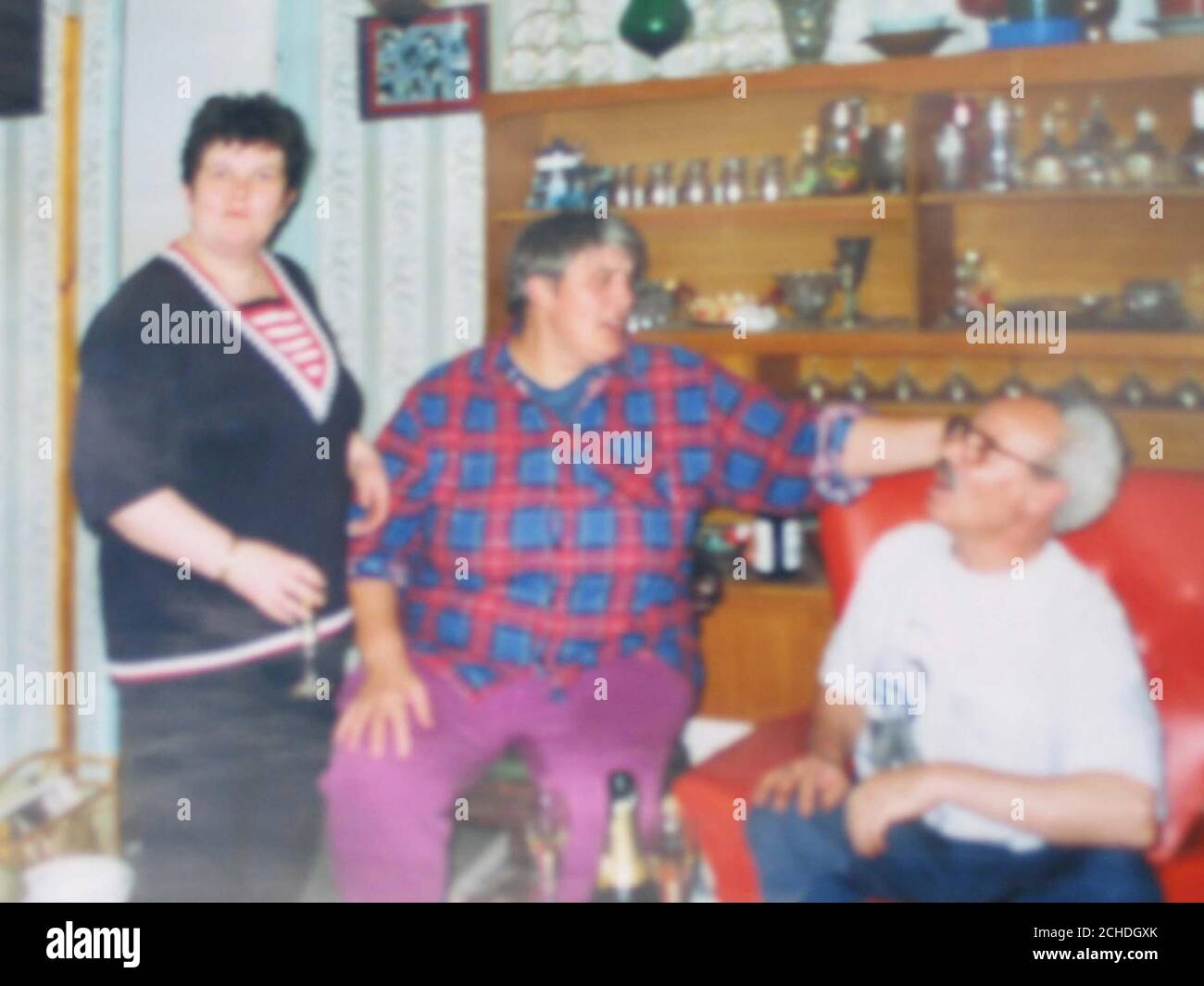 Beste Qualität verfügbar. Sammeln Sie das Foto vom 1998. Oktober (von links nach rechts) von Rachel Jones (marineblauer Pullover mit roten Streifen am Hals), Avril Elms (rot-blaues Karomuster) und Robert Tamar (weißes T-Shirt) in der Erdgeschosswohnung, in der Herr Tamar und Miss Jones in Fivefields Close, Winchester wohnten. Stockfoto