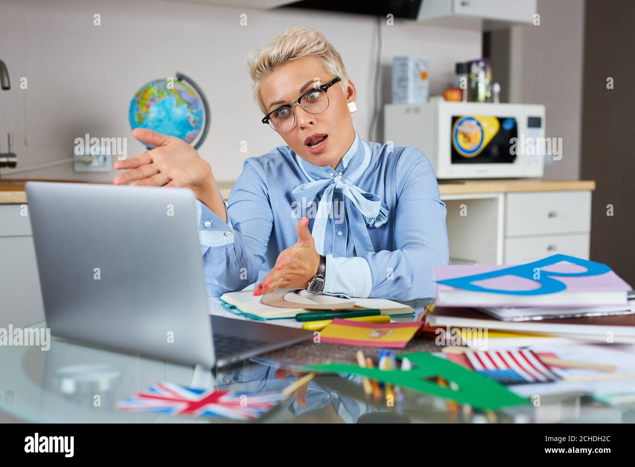 Schockiert empört Lehrer ist mit Schülern unzufrieden, während mit Online-Unterricht, Online-Klasse über Video-Chat auf Laptop-pc Stockfoto