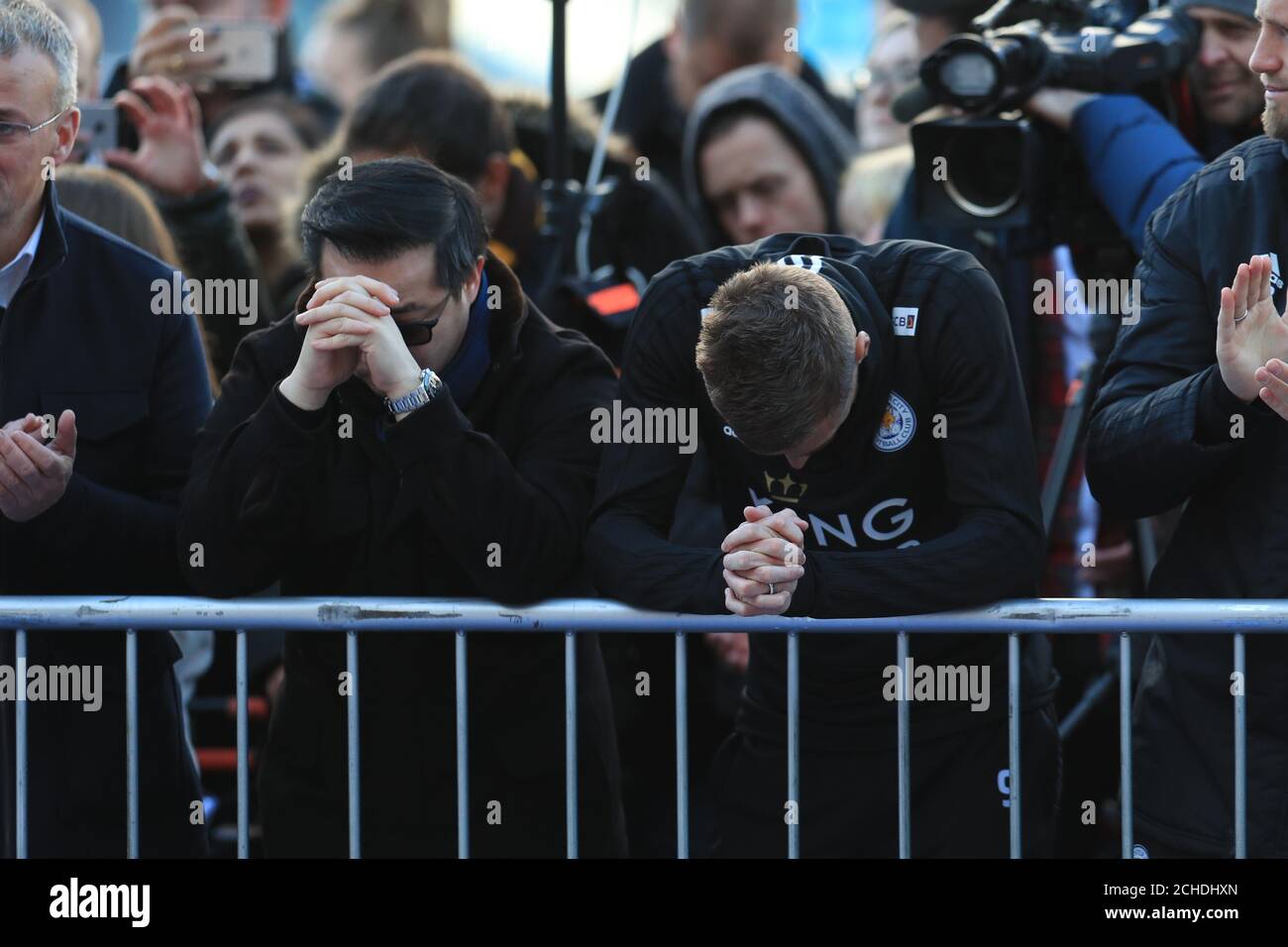 Aiyawatt Srivaddhanaprabha (links) und Jamie Vardy (rechts) zollen dem Vereinsvorsitzenden Vichai Srivaddhanaprabha Tribut, der am Samstagabend tragisch ihr Leben verloren hatte, als ein Hubschrauber, der ihn und vier weitere Personen trug, vor dem King Power Stadium stürzte. Stockfoto