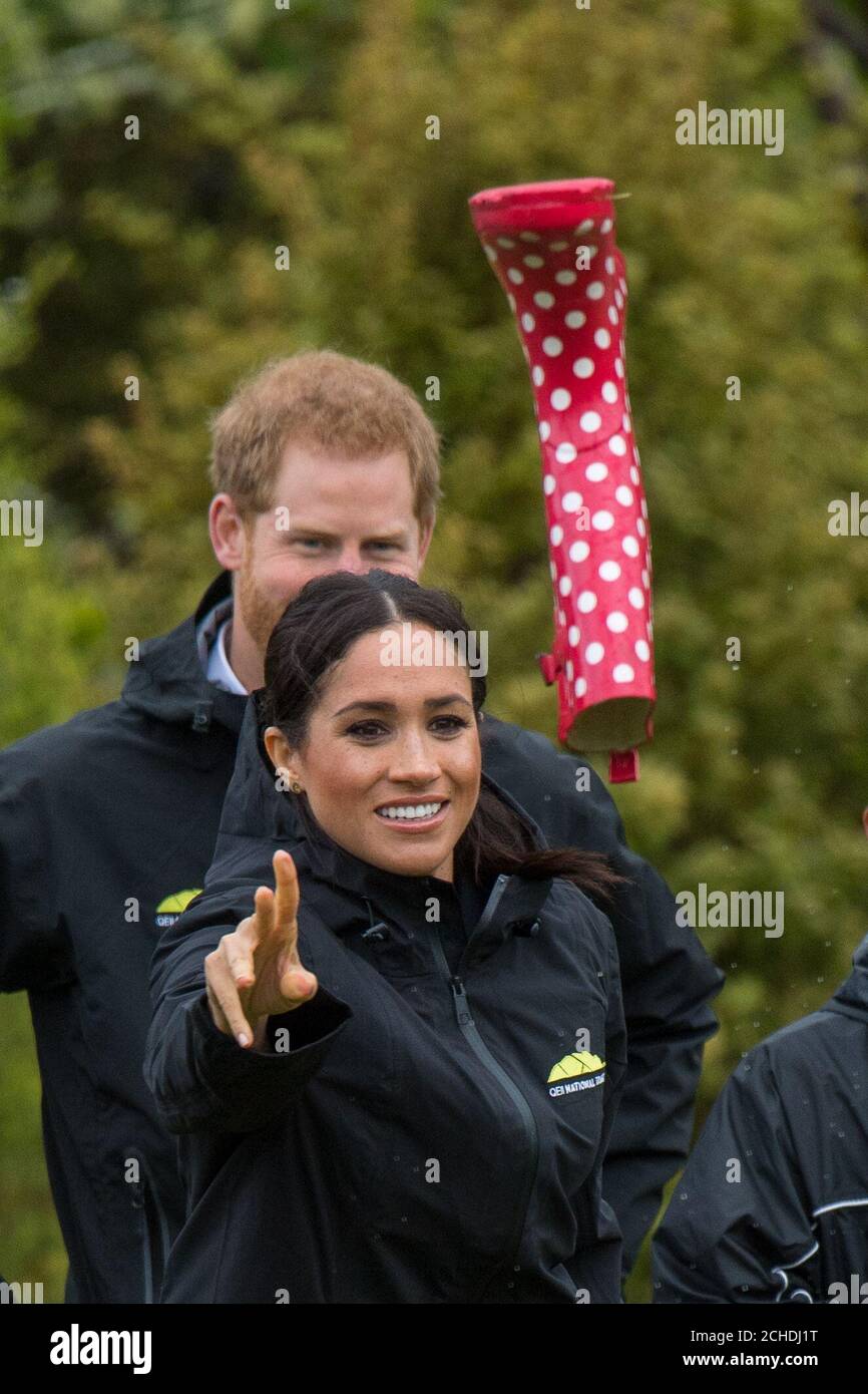 Die Herzogin von Sussex nimmt an einem Welly Wanging Contest Teil, nachdem sie am dritten Tag der Tour des Königspaares durch Neuseeland ein Buschgebiet dem Commonwealth Canopy der Königin in Redvale an der Nordküste gewidmet hat. DRÜCKEN Sie VERBANDSFOTO. Bilddatum: Dienstag, 30. Oktober 2018. Siehe PA Geschichte ROYAL Tour. Bildnachweis sollte lauten: Dominic Lipinski/PA Wire Stockfoto