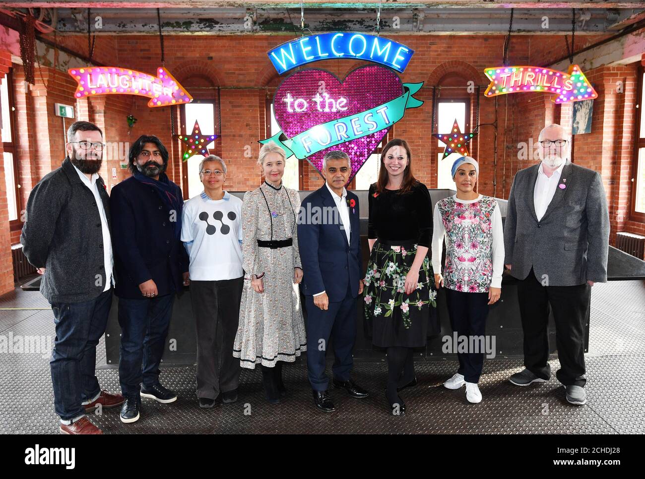 (Von links nach rechts) Sam Hunt, Creative Director, Talvin Singh, Belinda Calaguas, Justine Simons, Der stellvertretende Bürgermeister für Kultur und Kreativwirtschaft, der Bürgermeister von London Sadiq Khan, Cllr Clare Coghill, die Vorsitzende des Waltham Forest Council, Zarah Hussain und Cllr Paul Douglas bei einer Pressekonferenz, um das Programm für den Waltham Forest London Borough of Culture 2019, London, bekannt zu geben. DRÜCKEN SIE ZUORDNUNG. Foto. Bilddatum: Dienstag, 30. Oktober 2018. Der London Borough of Culture Award ist eine wichtige neue Initiative, die vom Bürgermeister von London ins Leben gerufen wurde und die Kultur in den Mittelpunkt der lokalen Gemeinschaften stellt Stockfoto