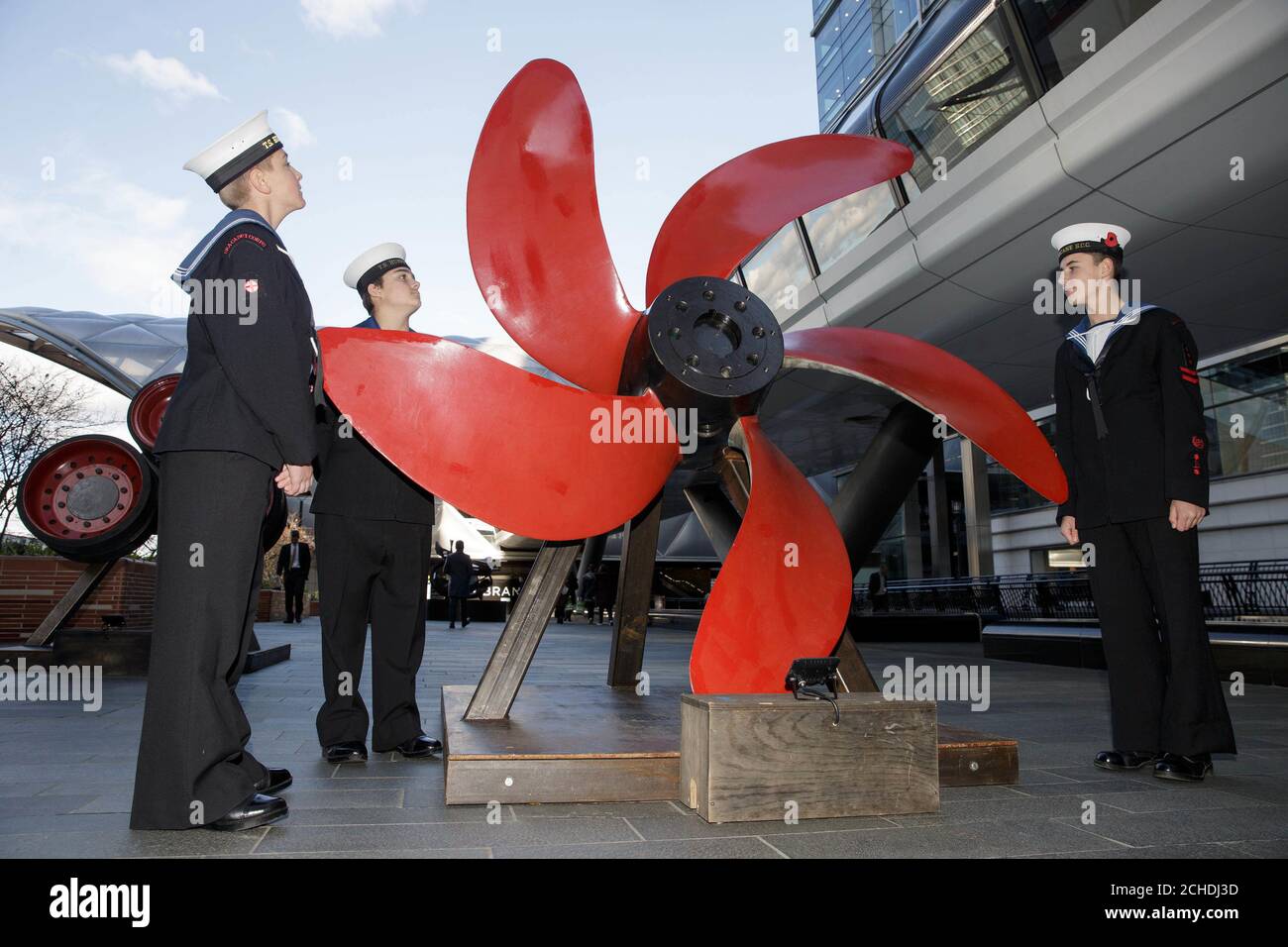 NUR REDAKTIONELLE VERWENDUNG (von links nach rechts) Luke, Nathan und Frankie von Hornchurch und Upminster Sea Cadets, sehen Sie sich ein Stück namens 'ANA' an, Das Werk wurde vom Künstler Mark Humphrey entworfen und ist im Rahmen des Remembrance Art Trail anlässlich des 100. Jahrestages des Endes des Ersten Weltkriegs auf dem Adams Plaza in Canary Wharf, London, zu sehen. Stockfoto