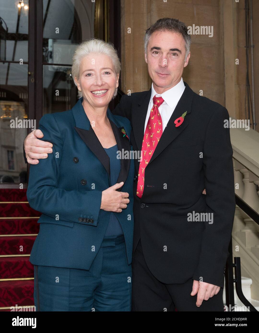 Die Schauspielerin Emma Thompson und ihr Mann Greg Wise kommen am Buckingham Palace in London an, wo sie ihre Verdammnis bei einer Investiturfeier erhalten wird. Stockfoto