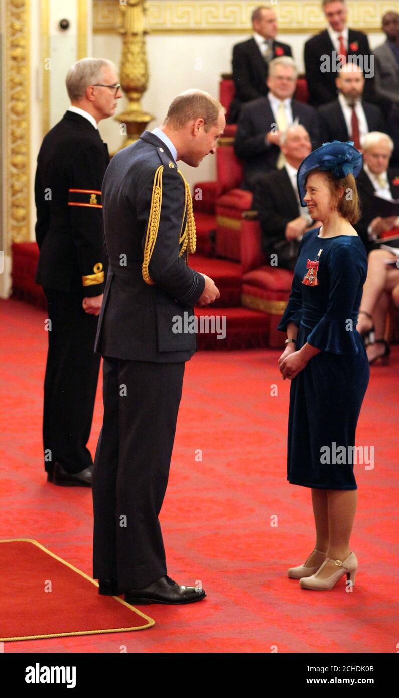 Sarah Gordy (rechts) wird vom Duke of Cambridge (links) am Buckingham Palace zu einem MBE (Mitglied des Order of the British Empire) gemacht. Stockfoto