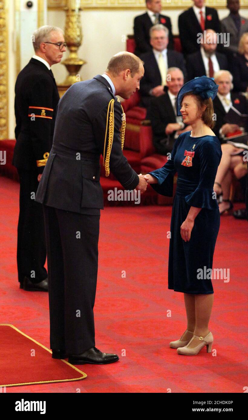 Sarah Gordy (rechts) wird vom Duke of Cambridge (links) am Buckingham Palace zu einem MBE (Mitglied des Order of the British Empire) gemacht. Stockfoto