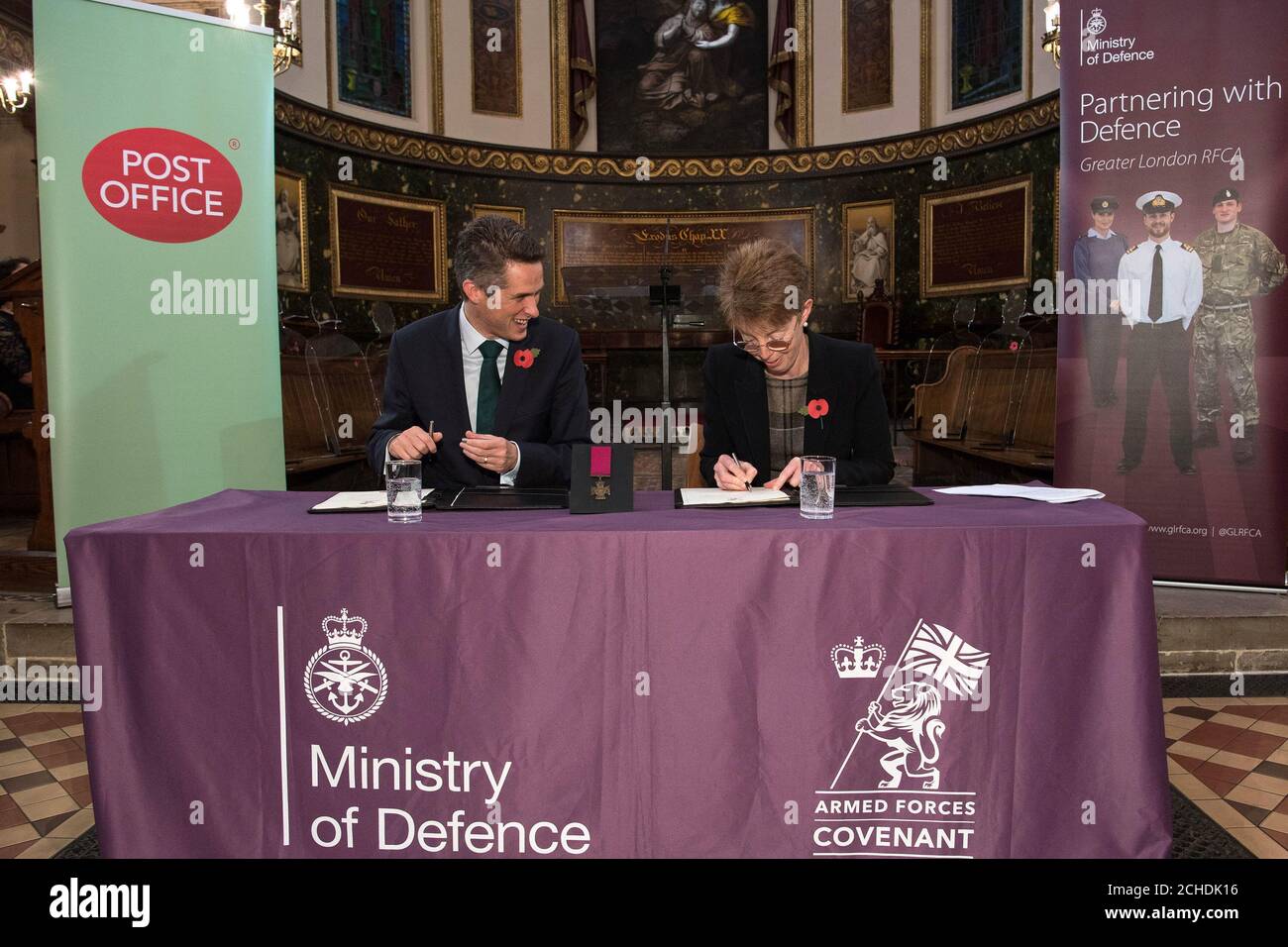 Verteidigungsminister Gavin Williamson und Paula Vennells, CEO der Post Office Group, unterzeichnen den Armed Forces Covenant, während die Post das 300. Geschäft wird, das unterzeichnet wird, während der Post-Gedenkfeier in St. Botolph's-without-Aldersgate, London. Stockfoto