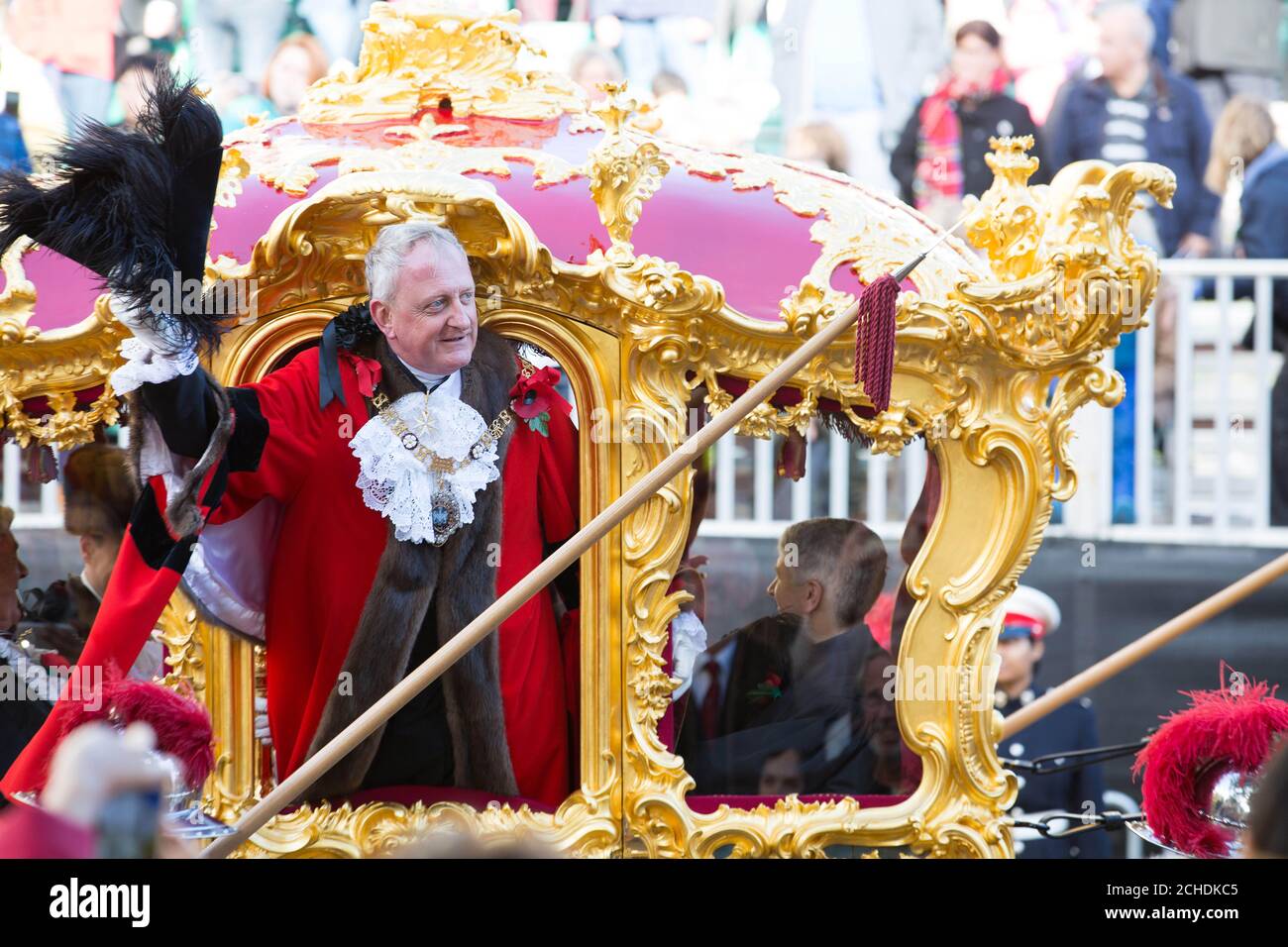 REDAKTIONELLE VERWENDUNG NUR Lord Mayor of London Peter Estlin, Wellen zu den Massen während der Lord Mayor's Show in der City of London. Stockfoto