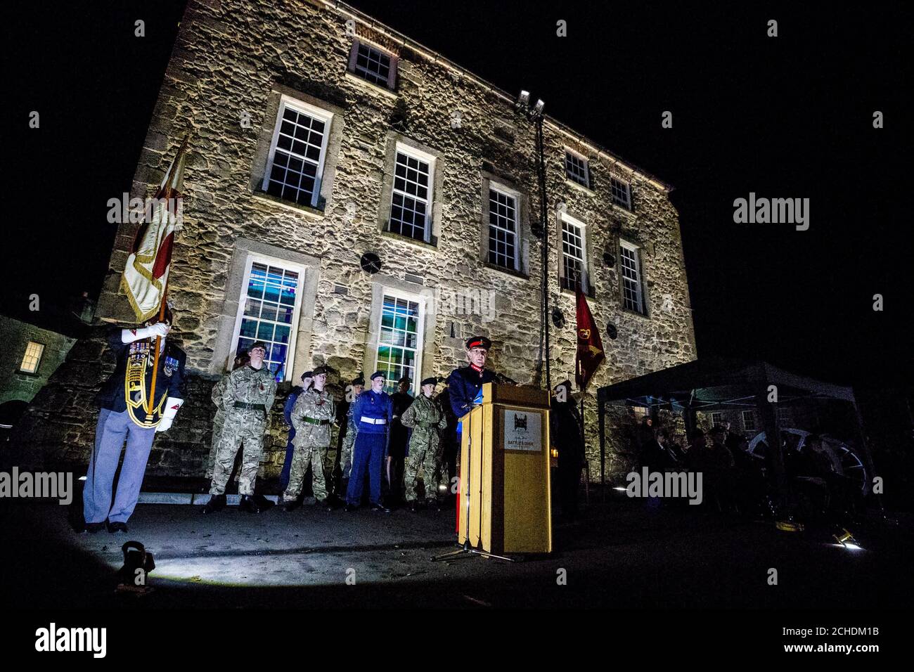 Der Vertreter der Königin, der Lord-Lieutenant für Grafschaft Fermanagh, Viscount Brookeborough hält die Rede während einer Morgendämmerung Waffenstillstag Zeremonie in Enniskillen Castle in Co Fermanagh, Nordirland, zum 100. Jahrestag der Unterzeichnung des Waffenstillstands, die das Ende des Ersten Weltkriegs markiert. Stockfoto