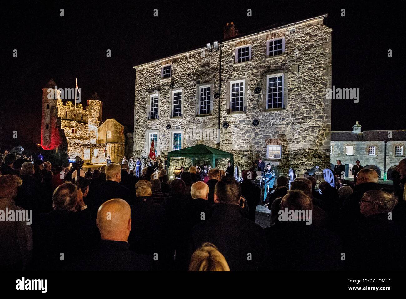 Die Menschen nehmen an einer Zeremonie zum Waffenstillstandstag im Enniskillen Castle in Co Fermanagh, Nordirland, Teil, um den 100. Jahrestag der Unterzeichnung des Waffenstillstands zu begehen, der das Ende des Ersten Weltkriegs markierte. Stockfoto