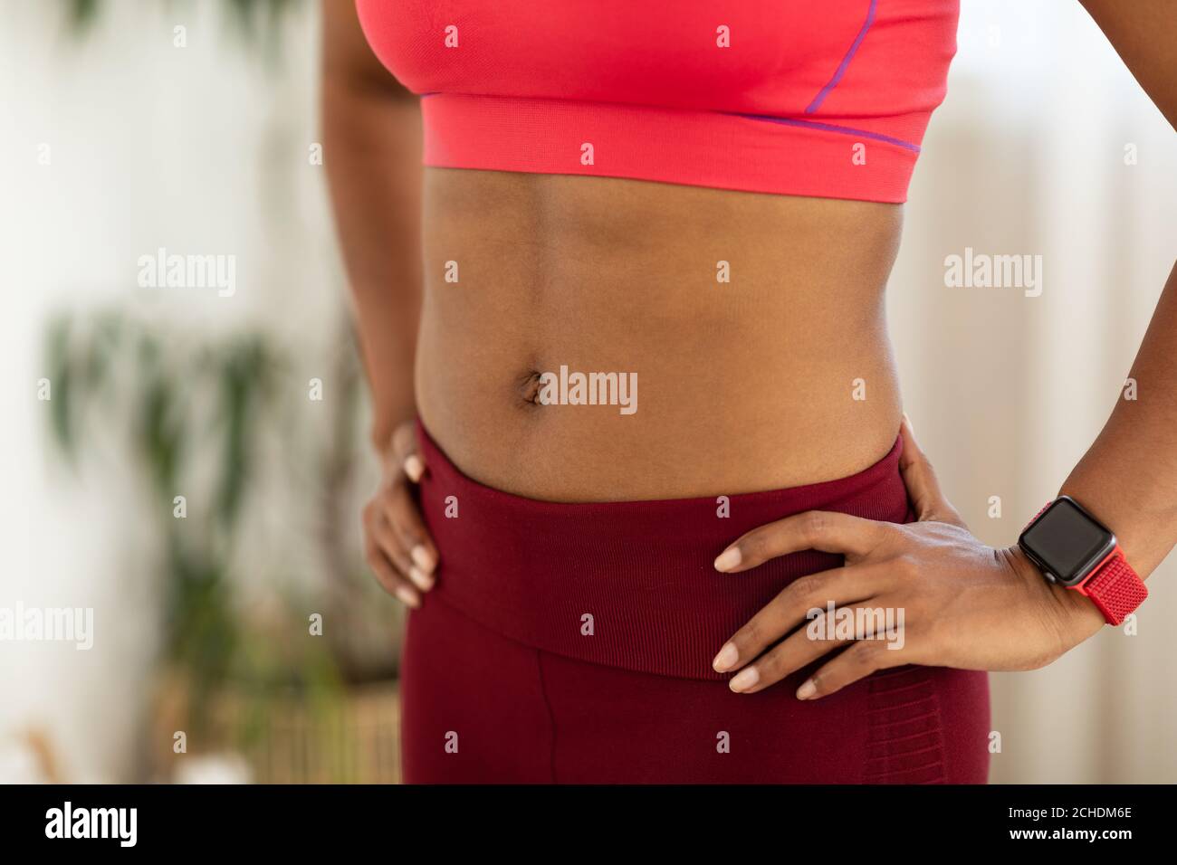 Unkenntlich Black Girl Zeigt Flache Muskulösen Bauch Innen, Nahaufnahme, Abgeschnitten Stockfoto