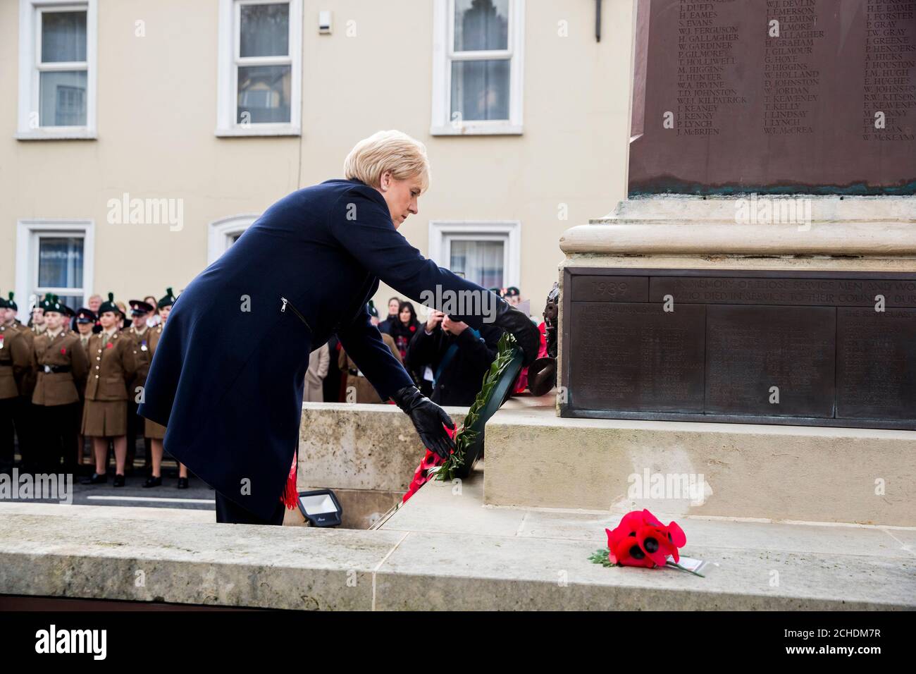 Heather Humphreys die irische Ministerin für Wirtschaft, Unternehmen und Innovation legt während des Gedenksonntages in Enniskillen in der Grafschaft Fermanagh, Nordirland, einen Kranz auf das Enniskillen Cenotaph, zum 100. Jahrestag der Unterzeichnung des Waffenstillstands, der das Ende des Ersten Weltkriegs markierte. Stockfoto